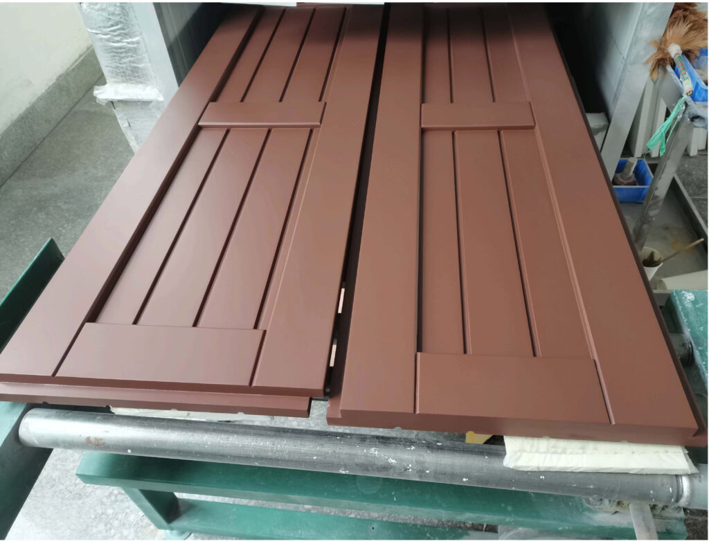 parti posteriori marroni a fine verniciatura